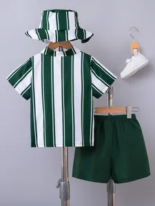 Dettaglio del set estivo per bambini con camicia a righe verdi e bianche e pantaloncini