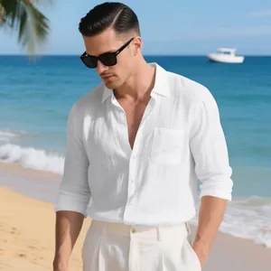 Détail d'une chemise blanche en coton et lin pour homme montrant la texture et la coupe relax