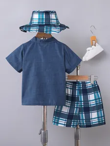 Conjunto de verano informal a cuadros para niño con camisa azul, pantalón y gorro