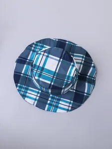Vista superior detallada de un sombrero de sol a cuadros azules y blancos para niños, verano