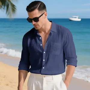 Chemise élégante en coton et lin bleu marine à manches longues pour homme sur la plage