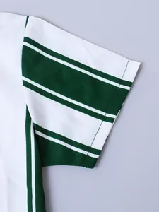 Primo piano dettagliato della manica e delle cuciture di una camicia a righe verdi e bianche