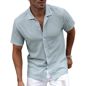 Camisa casual para hombre en azul claro con tela de textura transpirable y cuello solapa