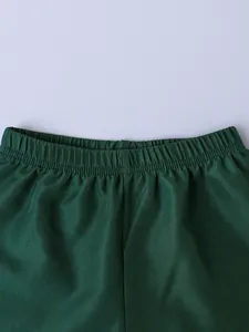 Vista dettagliata della vita elasticizzata di questi pantaloncini traspiranti verde scuro