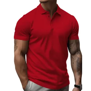 Dettaglio di una polo rossa da uomo con colletto classico e tessuto traspirante
