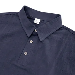 Primer plano del cuello del polo de lino azul marino con botones y detalles de la tela