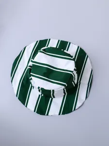 Vista dettagliata del cappello da sole a righe verdi e bianche per bambini.