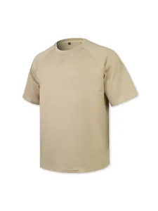 Vista detallada de la textura de punto gofrado caqui en camiseta raglan para hombre.