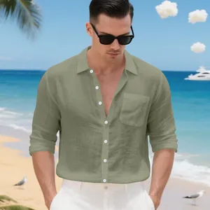 Vue détaillée d'une chemise en lin vert olive pour homme montrant la coupe et la texture
