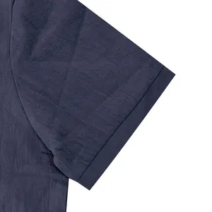 Primer plano del puño de la manga de lino texturizado en un polo azul marino