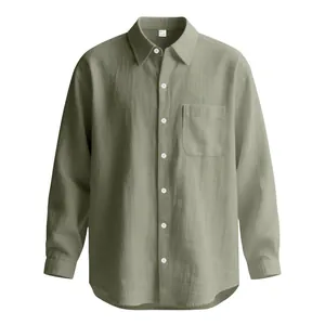 Dettaglio della trama in cotone e lino e della tasca sulla camicia casual verde oliva.