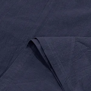 Primer plano detallado de tela de lino azul marino con textura transpirable y costuras.