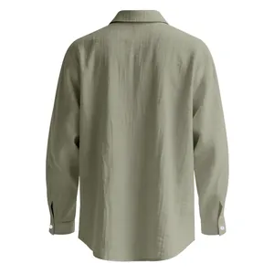 Vista posteriore di una camicia a maniche lunghe da uomo in cotone e lino verde salvia
