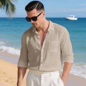 Vue détaillée d'une chemise décontractée beige en coton et lin pour homme sur la plage