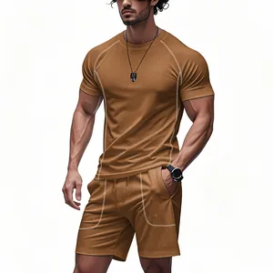 Completo sportivo estivo da uomo con t-shirt a maniche corte color caramello e pantaloncini