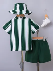 Vista posteriore di completo estivo bambino con camicia a righe verdi e bianche e cappello