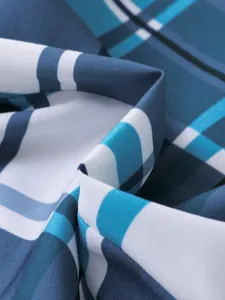 Detalle macro de la suave tela transpirable a cuadros azules de este conjunto de niño verano.