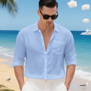 Détail d'une chemise en lin bleu clair respirante portée par un mannequin à la plage.