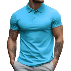 Dettaglio di una polo sportiva azzurra da uomo a maniche corte