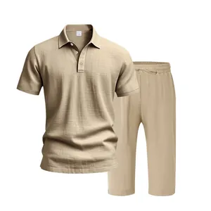 Vue détaillée de l'ensemble polo en lin beige pour homme avec pantacourt à cordon