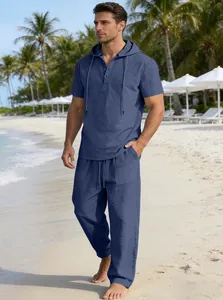 Legeres zweiteiliges Herren-Set aus Leinenoptik mit Kapuzenhemd und langer Hose.