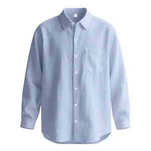 Dettaglio ravvicinato di camicia in cotone e lino celeste con trama traspirante.