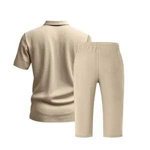 Vue arrière d'un ensemble d'été en lin pour homme avec polo et pantalon décontracté court