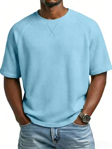 Vista detallada de camiseta azul claro de punto gofrado para hombre con mangas raglán