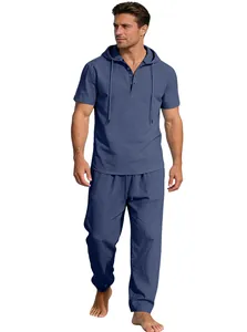 Herren-Freizeitset mit blauem Kapuzen-Kurzarmshirt und passender langer Hose in Vollansicht.
