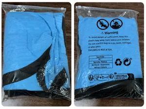 Verpackungsansicht des blau-schwarzen Herren-Bademantels im Kunststoffbeutel