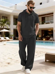 Herren Freizeitset mit kurzärmeligem Kapuzenshirt und langer Hose für den Sommer