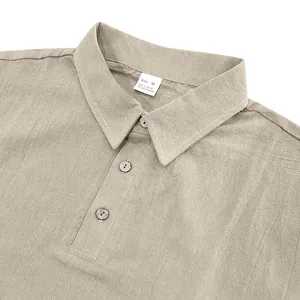 Vista detallada de polo de lino para hombre que muestra la textura de tela y la etiqueta