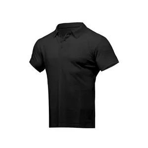 Vista frontale di una classica polo nera a maniche corte con design del colletto a bottoni