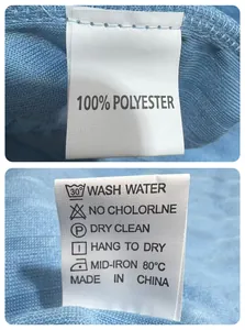 Detail der Textilpflegekennzeichnung mit 100 % Polyester und Waschanleitungen.