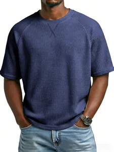 Detalle de cerca de una camiseta de punto tipo gofre azul marino para hombre, raglán