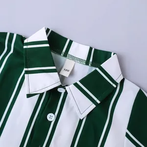 Dettaglio colletto camicia a maniche corte a righe verticali verdi e bianche per ragazzi