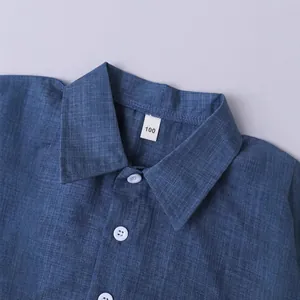 Camisa de verano azul de manga corta para niños con detalle de botones blancos