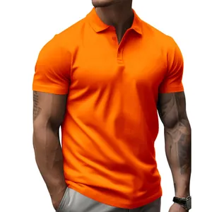Polo da uomo a maniche corte arancione vivace in tessuto traspirante per lo sport.
