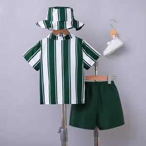 Completo da bambino 3 pezzi: camicia a righe verdi e bianche, pantaloncini e cappello