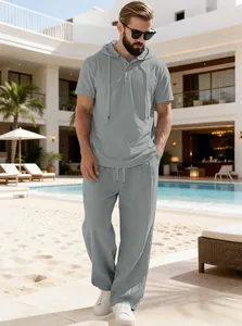 Lässiges graues Set für Herren mit kurzärmeligem Kapuzenshirt und langer Hose im Resort