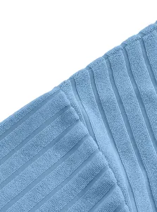 Nahaufnahme des weichen, blauen Ripp-Jacquard-Stoffes für einen Herren-Luxus-Bademantel