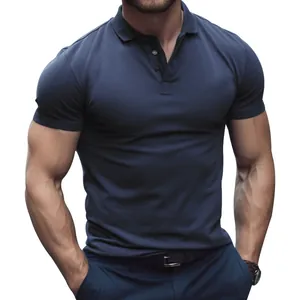 Dettaglio di una polo blu navy da uomo con vestibilità sportiva e maniche corte