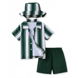 Completo estivo da bambino con camicia a righe verdi e bianche, pantaloncini e cappello