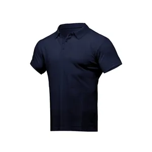 Dettaglio di una polo blu navy a maniche corte su un manichino invisibile esperto