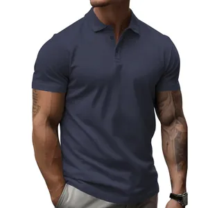 Dettaglio di polo da uomo blu navy traspirante a maniche corte per attività sportive
