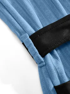 Detaillierte Makroansicht der weichen blauen Jacquard-Stofftextur und Gürtelschlaufe für Herren