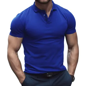 Dettaglio di una polo blu da uomo con colletto classico e maniche corte.