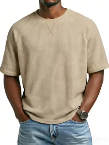Primer plano de camiseta beige de punto gofrado para hombre con mangas raglán.