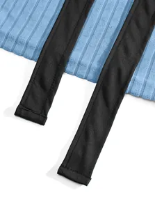 Nahaufnahme des weichen Jacquard-Rippstoffs und des schwarzen Gürtels eines blauen Bademantels
