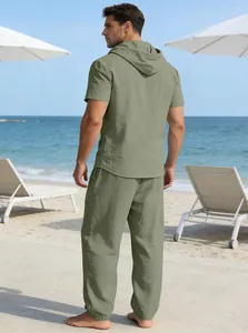 Herren Set aus salbeigrünem Leinen-Kapuzenhemd und Hose für den entspannten Sommerurlaub am Strand